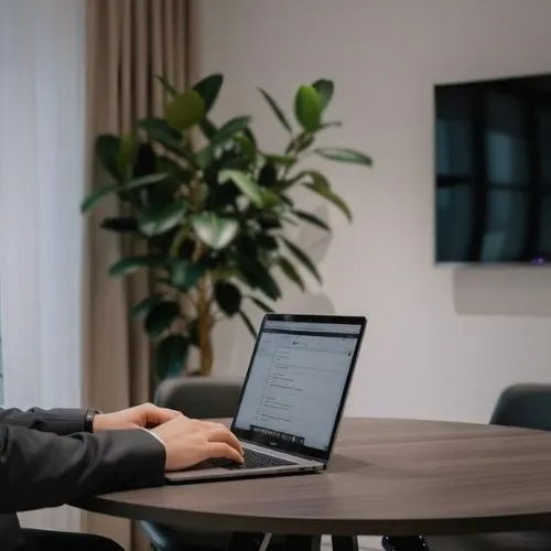 Consulta jurídica online com advogado trabalhista em um ambiente de escritório moderno